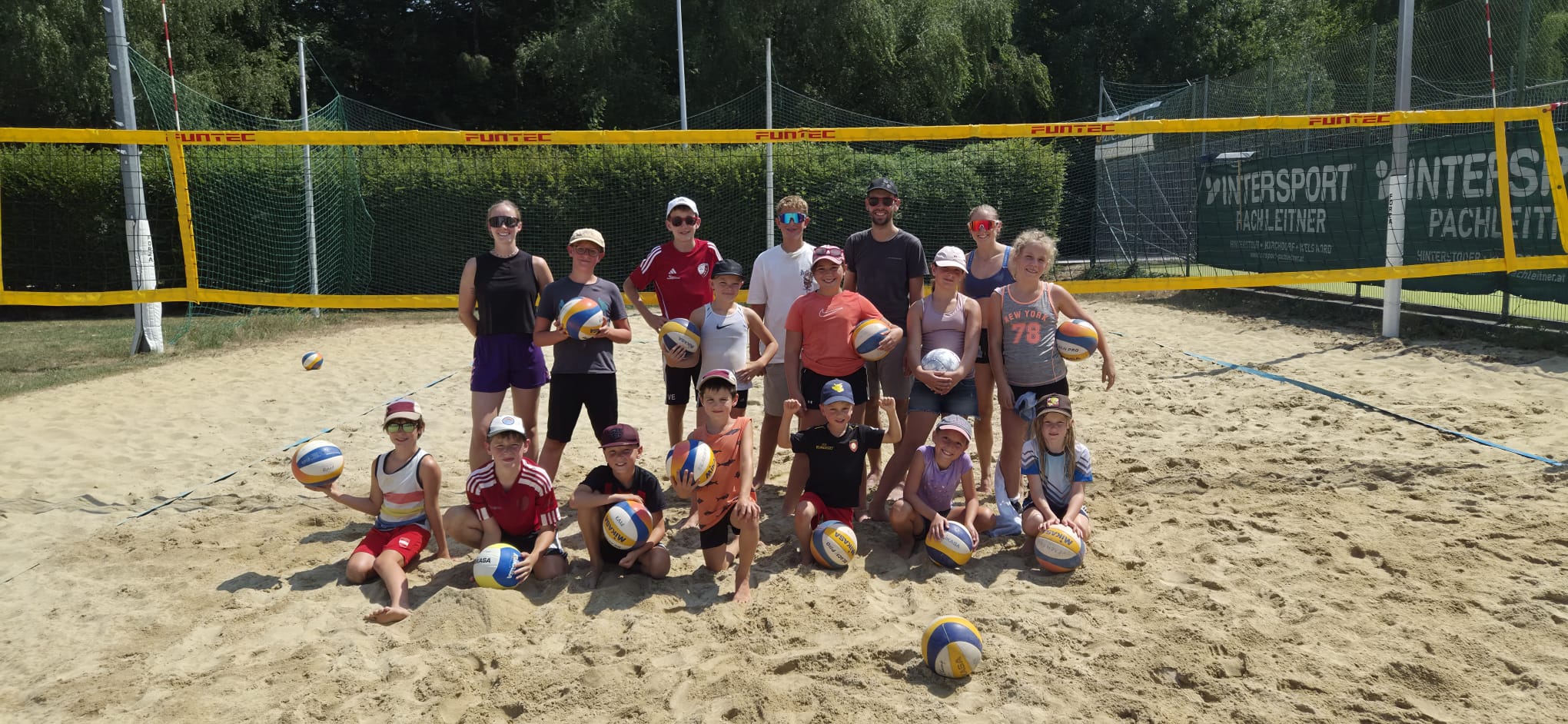 Gruppenfoto der Kinder bei der Ferienspielaktion 2026 am Beachvolleyballplatz Offenhausen